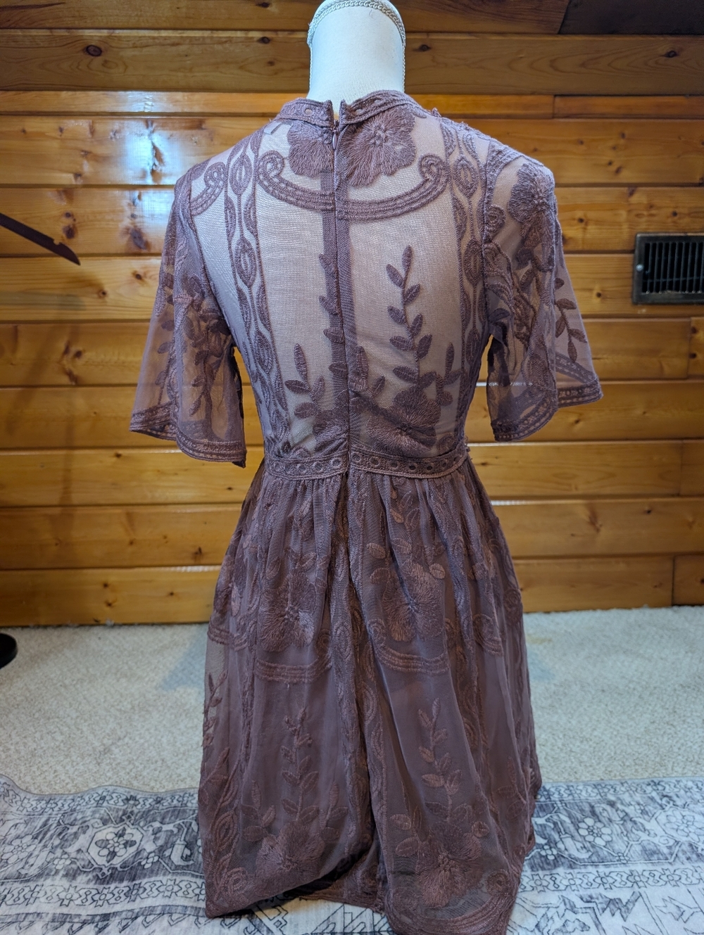 Adorable Women's Mauve Lace Dress Size Small - Picture 3 of 5